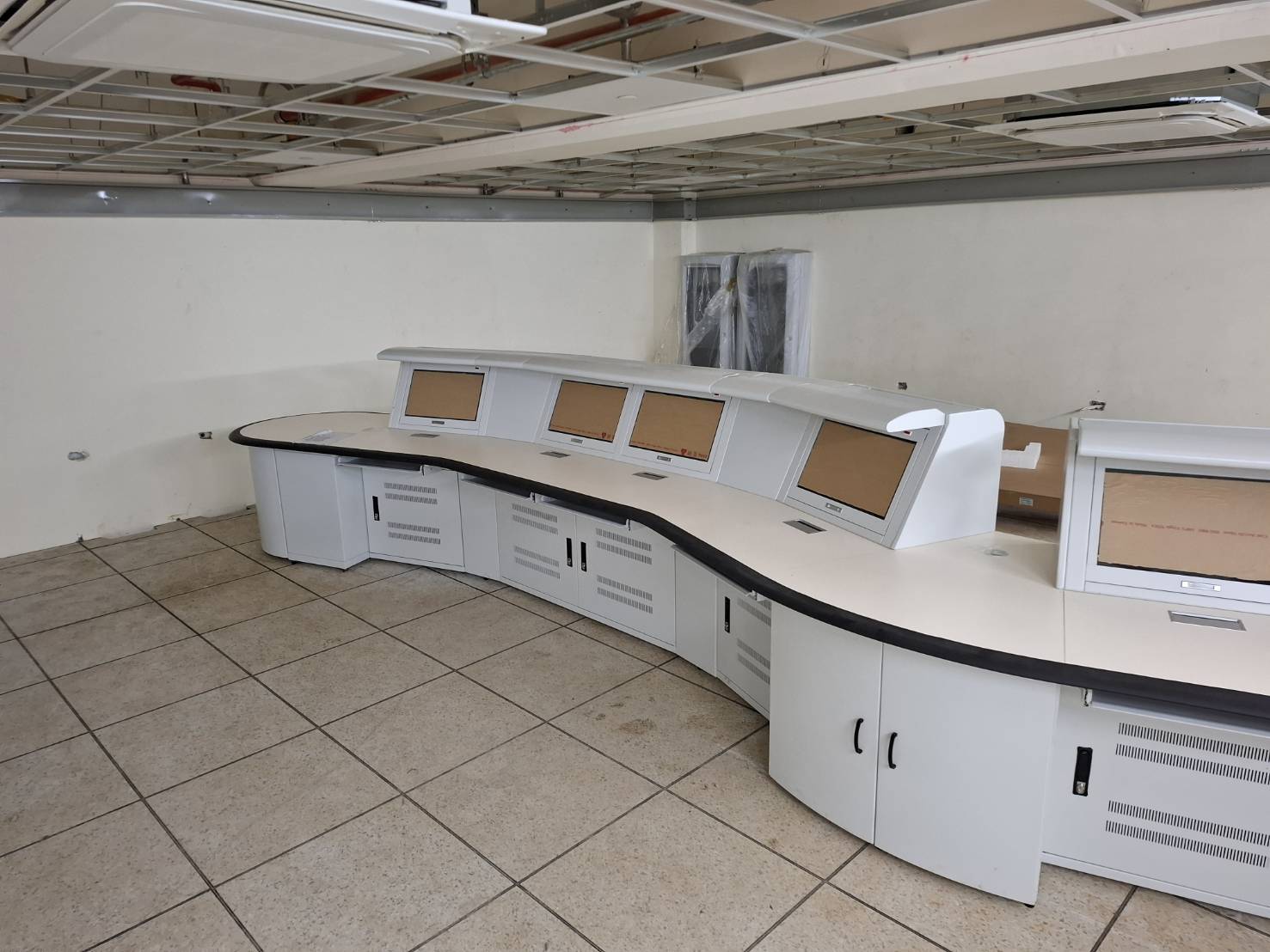 Console desk - Airport Terminal 3